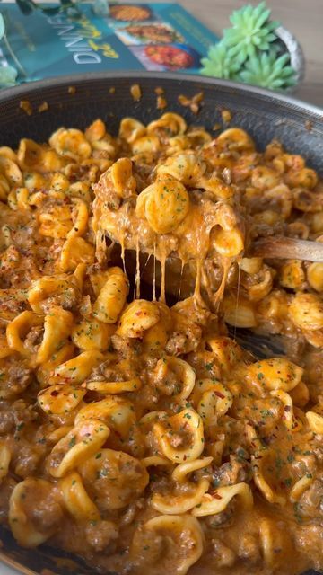 Hollie Wood | Quick and easy family friendly recipes. on Instagram: "30 days of recipes that take less than 30 minutes. . Day 11 . Cheesy Mexican Honey Beef Pasta . ⬇️ Recipe below ⬇️ . Recipe serves 4 . Press save for dinner inspiration 📌 follow @dinner_at_hols for more recipes like this 🫶🏼 . Ingredients . 300g pasta (uncooked weight) 500g beef mince 1 onion (finely diced) 1tbs garlic powder 1tbs smoked paprika 1-2 tbs Mexican seasoning - I used fajita 3tsp garlic purée - or 3 cloves 2tbs tomato puree 1tbs Honey 300ml chicken or beef stock 120ml single cream - I used elmlea light 60g mozzarella Salt and pepper to taste Parsley and chilli flakes to garnish (optional) . Method . Fry off the beef mince until it’s starting to brown and then add in the seasoning. Meanwhile Honey Beef, Potluck Food, Ground Beef Pasta Recipes, Grandma Recipes, Beef Pasta Recipes, Hamburger Dishes, Ground Beef Pasta, Mexican Seasoning, Chorizo Recipes