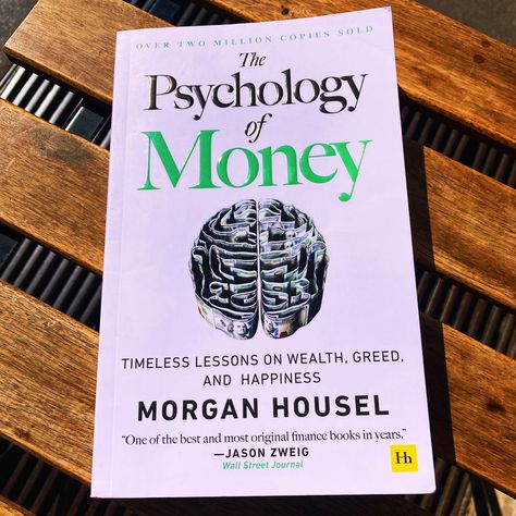 Another great read. We deal with money in some facet everyday yet have no real understanding of how it works or how to maximize its potential. This book gives great insight on how one’s psychology can work for or against them when dealing with money. It also helps you understand the human behavior to make better financial decisions and to build wealth. The Psychology Of Money Book, Psychology Of Money, Morgan Housel, Books Library, Money Book, Personal Development Books, Personal History, Warren Buffett, Finance Books