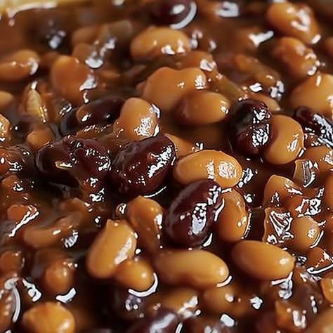 Root Beer Baked Beans 1 Barbecue Baked Beans Recipe, Root Beer Baked Beans, Baked Beans Recipe, Pork N Beans, Baked Bean Recipes, Football Party Food, Beans Recipe, Dumpling Recipe, Crumbled Bacon