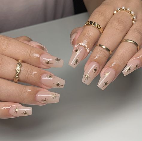 Airbrush Nails Short, White Green Nails, Elegant Nails Coffin, Nude Nails Square, Nails With Black Design, Pearl Nail Designs, Long Nude Nails, Nails Airbrush, Nails Beige