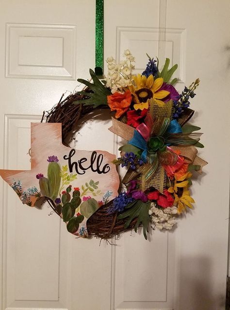 Texas Rodeo "Hello" Wreath 2018 Texas Wreath Ideas, Texas Wreath, Cowboy Home Decor, Texas Crafts, Texas Decor, Western Rustic, Work Office Decor, Crafts For Seniors, Western Decor