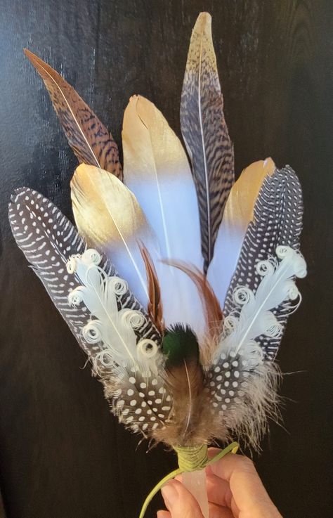 Smudging Sage, Painting Feathers, Smudge Wands, Smudge Feathers, Smudge Fans, Highland Cow Pictures, Business Crafts, Hat Feathers, Feather Crafts Diy