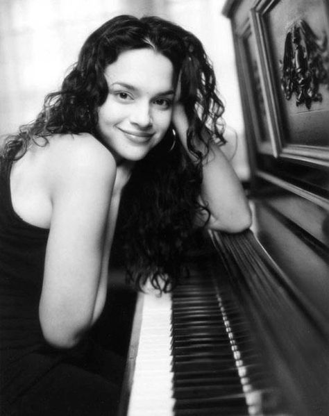 Nora Jones...music is in her genes Nora Jones, Melody Gardot, Taio Cruz, Jamie Cullum, Corinne Bailey Rae, Diana Krall, Norah Jones, Women In Music, Sing To Me