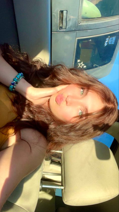 Green Eyes Brown Hair Aesthetic, Brown Hair Green Eyes Face Claim, Caramel Hair And Green Eyes, Brown Haired Girl With Green Eyes, Brown Hair Girl With Green Eyes, Wavy Hair Selfie, Girl With Brown Hair Aesthetic, Girl With Green Eyes And Brown Hair, Girl With Brown Hair And Blue Eyes