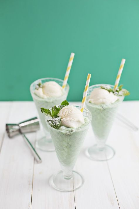 Mint Julep Milkshakes (via abeautifulmess.com) Mint Julep Recipe, Mint Chocolate Ice Cream, Boozy Milkshake, After Dinner Mints, Dinner Mints, Frozen Cocktail, Mint Ice Cream, Rum Cocktails, Chocolate Caliente