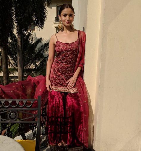 Gorgeous Mehendi Outfit Ideas To Steal From Alia Bhatt Mehendi Outfit, Mehendi Outfits, Diwali Outfits, Traditional Indian Dress, Casual Indian Fashion, Indian Dresses Traditional, Indian Gowns Dresses, Dress Indian Style, Indian Wedding Outfits