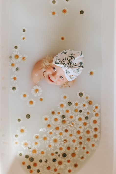 This milk bath theme was so simple ywg so beautiful. Baby Milk Bath, Bath Photoshoot, Milk Bath Photos, Baby 2024, Bath Pictures, Wild Daisies, Milk Bath Photography, Baby Corner, Bath Photography