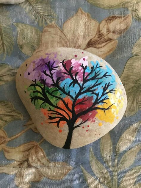 Rock Painting Trees Ideas, Drawing Ideas Creative, Rock Designs, Rock Painting Ideas, Homemade Art, Rock And Pebbles, Rock Artists, Painted Rocks Diy, Rock Painting Ideas Easy