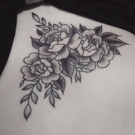 Rose Underboob Tattoo, Sternum Tats, Sternum Underboob Tattoo, Tattoos Underboob, Blackwork Floral, Sternum Piece, Shading Ideas, Tattoo Sternum, Underboob Tattoo Designs