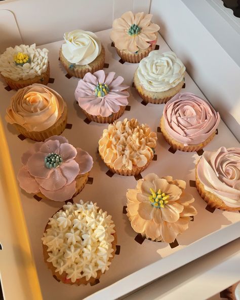 Floral cupcakes🧡🩷🌸 #babyinbloom#babygirl#babyshower #babyinbloombabyshower #babyinbloomtreats#cake #cupcakeart#washington #washingtonbaker#washingtoncake#washingtonbakery#heartcake #aesthetic #babyshower #trending #pinterest #floraldesign #floralcupcakes #floral #lambethcake Baby In Bloom Cake Ideas, Simple Flower Cupcakes, Baby In Bloom Cupcakes, Baby In Bloom Cake, Floral Cupcakes, Baby In Bloom, Cupcake Art, Butterfly Baby Shower, Bloom Baby