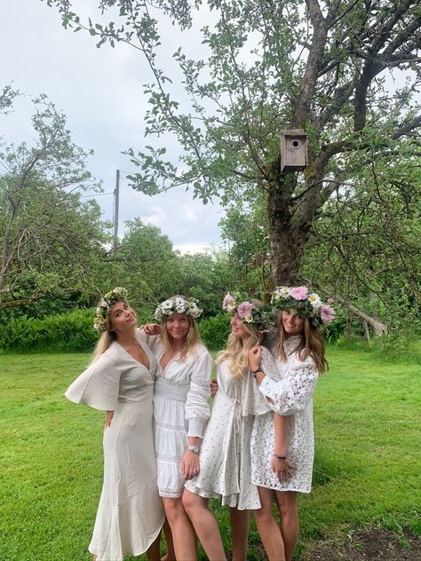 Midsommar Outfit Ideas, Summer Photo Inspiration, Midsummer Party, Summer Solstice Party, Solstice Party, Garden Party Outfit, Swedish Girls, Summer Birthday Party, Skandinavian Fashion