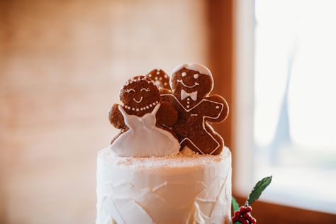 Gingerbread Bride And Groom, Gingerbread Wedding Cake, Gingerbread Wedding, Cake Rustic, Christmas Wedding Inspiration, Christmas Wedding Cakes, Desert Ideas, Winter Wedding Bouquet, Winter Wedding Cake