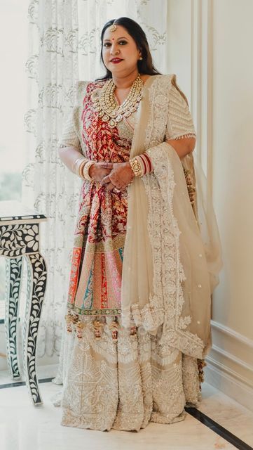 Lehenga For Bride Mother, Lehnga For Mothers, Lehenga Designs For Mothers, Indian Mom Wedding Outfits, Indian Wedding Outfits For Mother, Bride Mom Outfit, Red Saree With Dupatta, Mother Of The Bride Lehenga, Wedding Bride Outfit Ideas