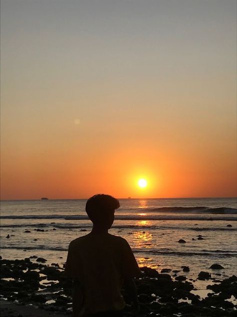 Boy At The Beach Aesthetic, Pfp Sunset, Sunset Pfp, Beach Sunset Poses, Boy On Beach, Sunset Flight, Gta Funny, Instagram Ios, Ronaldo Photos