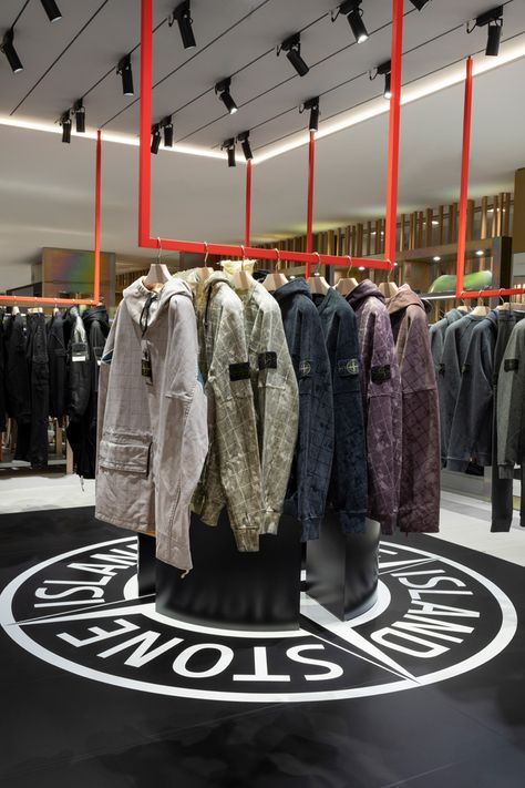 Have a look at the Stone Island pop-up store at Isetan in Tokyo. The installation also features the GHILLIE LASER CAMO in a special color, exclusively made in black for Isetan. Stone Island Store, Denim Display, Tactical Store, Island Clothing, Club Branding, Retail Store Interior Design, Stone Island Clothing, Retail Store Interior, Creative T Shirt Design