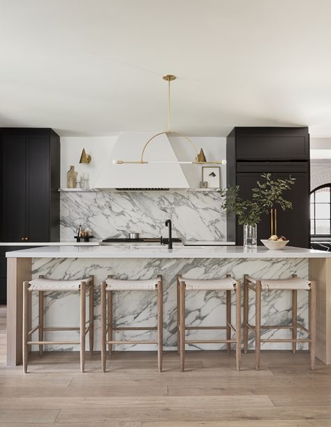 Mixing Metals 101: Emma Reddington Tells You How - House & Home Luxe Kitchen, Modern Kitchen Island, Sleek Kitchen, Marble Backsplash, Kitchen Marble, Counter Tops, Contemporary Kitchen, Dream Kitchen, Kitchen Renovation