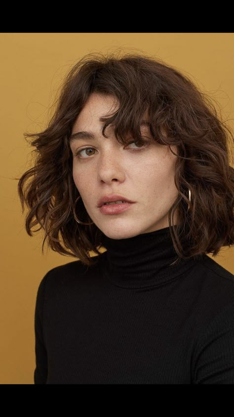 Curly Bob Face Framing Layers, Bob With Curtain Bangs Wavy Hair, Short Semi Curly Hair, Fine Wavy Bob, Hairstyles For Soft Jawline, 90s Bob Curly, Shaggy Bob Wavy Hair, Curly Bob Curtain Bangs, 2b Short Haircut