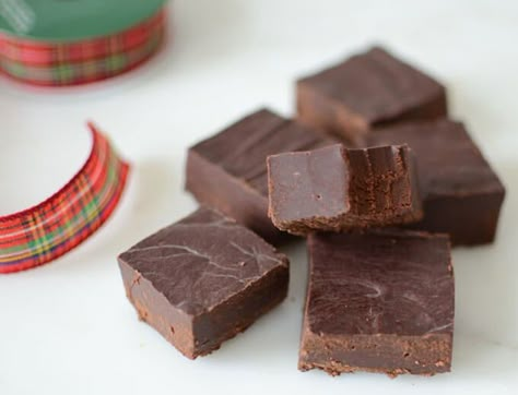 Low-Carb 3-Ingredient Fudge Three Ingredient Fudge, 3 Ingredient Fudge Recipe, Tasty Sweets, Low Carb Christmas, Keto Fudge, Vanilla Powder, Low Carb Brownies, Keto Candy, Keto Treats