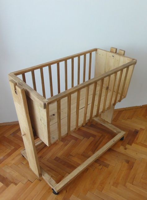 recycled pallet    Here is another masterpiece from punktrap ! Wooden Baby Crib, Baby Crib Diy, Wood Cradle, Baby Nursery Diy, Diy Crib, Doll Cradle, Wooden Pallet Furniture, Diy Baby Furniture, Recycled Pallet