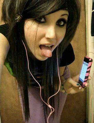 Emo Girl listening to music. ♥ Girl Listening To Music, Epic Hair, Emo People, Emo Girl, Scene Girls, Scene Fashion, Scene Hair, Emo Girls, Emo Scene