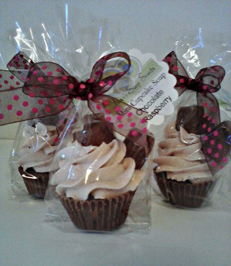 cute cupcakes. Cupcake Candle Packaging, Cupcake Soaps Ideas, Soap Cupcakes, Chocolate Raspberry Cupcakes, Lilin Aroma, Bake Sale Packaging, Handmade Candles Diy, Cupcake Packaging, Dessert Soap