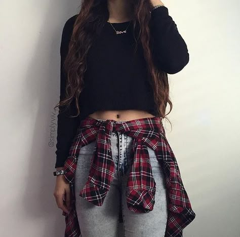 Cropped black sweater, plaid flannel wrapped around waist, light high-waisted jeans. Flannel Around Waist Outfit Fall, Flannel Wrapped Around Waist Outfits, Black Crop Top Outfit Ideas, Flannel Tied Around Waist Outfit, Tied Around Waist Outfits, Flannel Around Waist Outfit, Flannel Tied Around Waist, Flannel Around Waist, Shirt Tied Around Waist