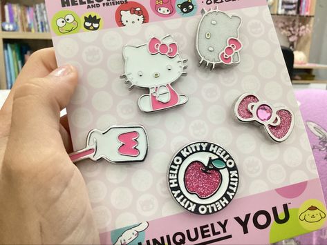 Hello Kitty Charms For Crocs, Sanrio Crocs, Hello Kitty Crocs, Croc Accessories, Sanrio Stuff, Kawaii Room Decor, Hello Kitty My Melody, Kawaii Room, Croc Charms