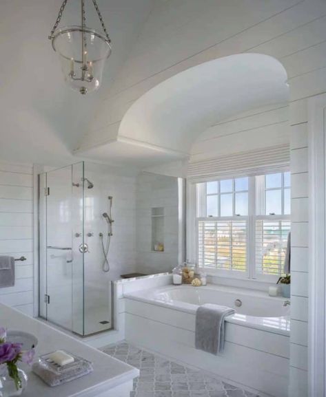 Dreamy beach house designed for entertaining on the Nantucket coast Design Interior Baie, Coastal Bathroom Design, Nautical Ideas, Decor Baie, Coastal Bathrooms, Master Bath Remodel, Coastal Bedrooms, Bathroom Remodel Designs, Beach Bathrooms