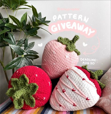 Crochet Strawberry Pillow, Strawberry Amigurumi, Strawberry Pillow, Easy Crochet Animals, Crochet Strawberry, Crochet Business, Crochet Design Pattern, Crochet Clothing And Accessories, Kawaii Crochet