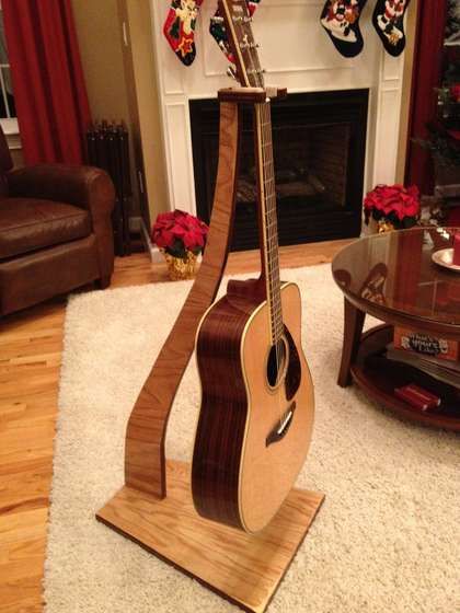 Hanging Guitar Stand that will fit into just about anyone's design. Beautiful! Guitar Stand Plans, Multiple Guitar Stand, Diy Guitar Stand, Hanging Guitars, Wood Guitar Stand, Wooden Guitar Stand, Guitar Rack, Wooden Guitar, Guitar Diy