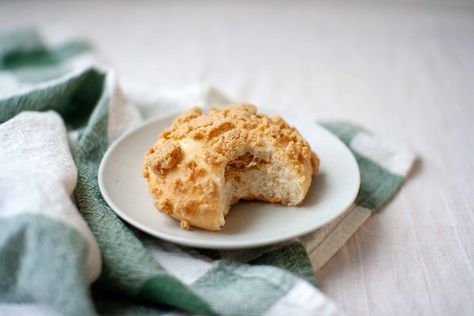 Soboro Bread, 소보로빵, is a sweet bun baked with a peanut streusel on top. It's a popular item at Korean bakeries! #streusel #breadbaking #koreanfood Melon Bread, Sweet Bread Rolls, Pinoy Foods, Pineapple Bun, Baking Buns, Hawaiian Sweet Rolls, Sweet Buns, Pinoy Food, Food History