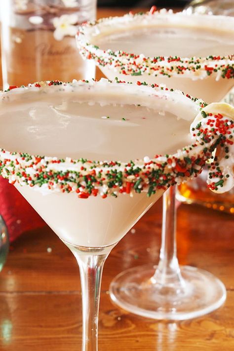 Decorating Cocktails, Christmas Martinis, Peppermint Martini Recipe, Baileys Cookies, Best Martini Recipes, Cocktails Christmas, Holiday Martinis, Christmas Drinks Alcohol Recipes, Peppermint Martini