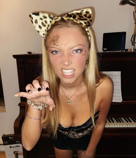 Leaped Halloween Costume, Cute Cheetah Costume, Cheetah Costume Women Halloween, Simple Leopard Makeup, Leapord Halloween Makeup Easy, Cheta Halloween Costume, Leopard Costume Women Makeup, Cheetah And Zookeeper Costume, Leapord Costume Women