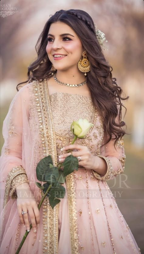 Mehndi Hairstyles, Lehenga Hairstyles, Hairstyles For Gowns, Engagement Hairstyles, Raw Silk Lehenga, Open Hairstyles, Bow Hairstyle, Long Hair Wedding Styles, Front Hair Styles