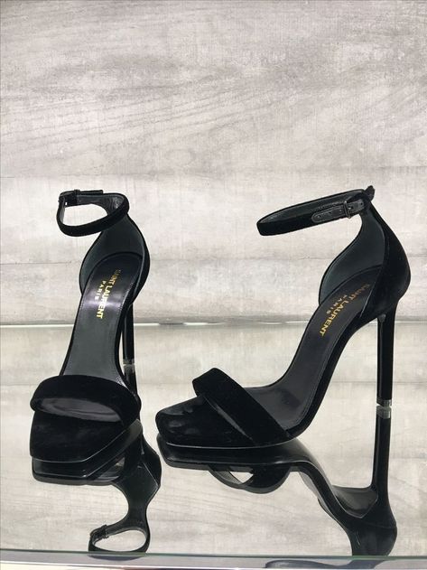 Black Heels Aesthetic, Hak Tinggi, 19 Years Old, Heels Aesthetic, Elegant Pumps, Dr Shoes, Fashion Shoes Heels, Shoes Heels Classy, Chique Outfits