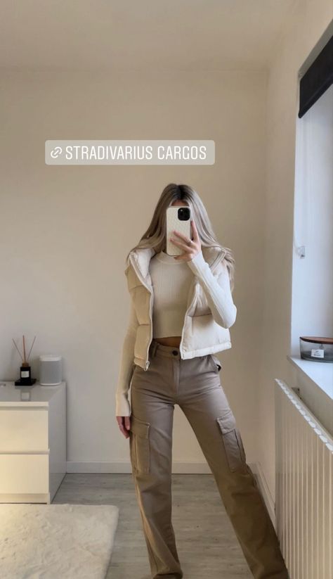 Cold Cargo Pants Outfit, Cargos And Knitted Jumper, Outfit Inspo Cold Spring, Cold Ootd Outfits, Autumn Winter 2023 2024 Outfits, Autumn Cargo Outfits, Stradivarius Cargo Pants Outfit, Cargo Autumn Outfit, Pintrest Outfit Aesthetic