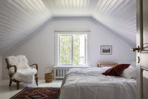 Attic Bedroom Designs, Oval Window, Casa Country, Attic Bedrooms, Attic Renovation, Attic Spaces, Attic Remodel, Gorgeous Bedrooms, Cottage Bedroom