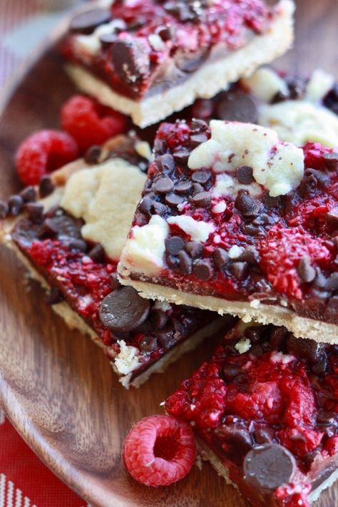 RASPBERRY CHOCOLATE CRUMB BARS | EVERYDAY JENNY Fresh Raspberry Bars, Raspberry Chocolate Pie, Chocolate Raspberry Bars Recipes, Raspberry And Chocolate Desserts, Dark Chocolate Raspberry Bars, Golden Raspberry Recipes, Raspberry Chocolate Bars, Chocolate And Raspberry Desserts, Dark Chocolate Raspberry Pie Bars