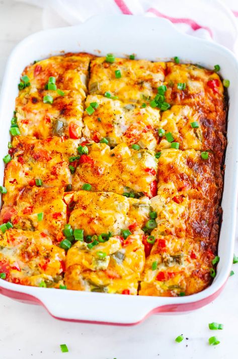 Easy Vegetarian Hash Brown Casserole - An easy, filling, nutritious breakfast casserole made with eggs, hash browns, bell pepper, onion, spices, and delicious, melty cheese. From aberdeenskitchen.com #breakfast #casserole #egg #hashbrown #vegetarian #glutenfree #brunch #mealprep Egg Hashbrown, Egg Casseroles, Vegetarian Breakfast Casserole, Sandwich Vegetarian, Nutritional Breakfast, Breakfast Hashbrowns, Hashbrown Breakfast Casserole, Break Fast, Hash Brown Casserole