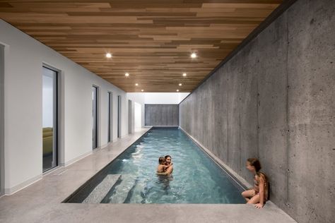 Ideas De Piscina, Indoor Pool House, Indoor Swimming Pool Design, Pool Indoor, Deck Piscina, Indoor Pool Design, Swimming Pool Photos, Piscina Interior, Indoor Pools