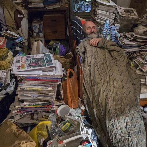 Photographer Arnaud Chochon spent a year with Jean, a 60-year-old hoarder whose house is cleaned out once a year, for health and safety reasons. Hoarders Before And After, Disorganized Aesthetic, Trashcore Aesthetic, Decluttering Ideas Minimalism, Compulsive Hoarding, Art Psychology, Messy House, Business Pictures, Messy Room