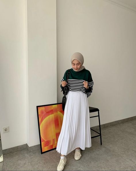 Skirt Outfits Hijab, Outfit Rok, Hijab Skirt, Outfit Ngampus, Ootd Idea, Skirt Ootd, September Outfits, Rok Outfit, Fashion Identity