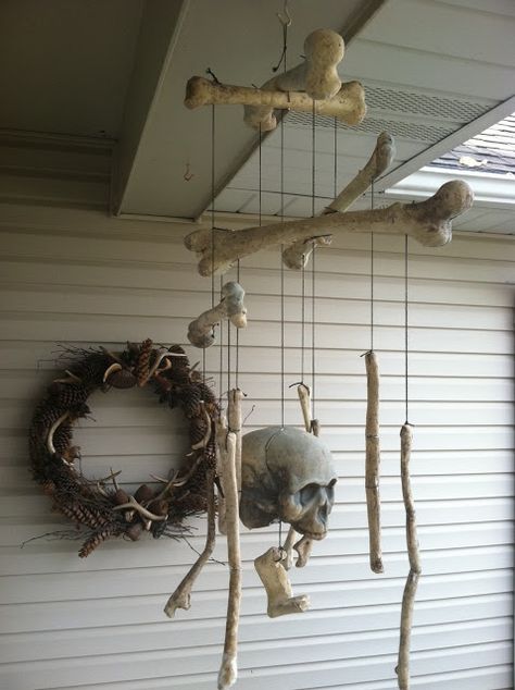 a wee Meenit: Halloween decor....cool "bone mobile"....drill holes through the bones and string 'em up!! Diy Halloween Dekoration, Haunted Graveyard, Halloween Diy Outdoor, Hallowen Ideas, Casa Halloween, Casual Halloween, Halloween Decorations Diy Outdoor, Diy Halloween Decor, Adornos Halloween