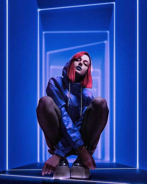 Neon Blue Outfit, Neon Portrait, Neon Photoshoot, Red Hair Girl, Red Portrait, Neon Photography, Punk Rock Outfits, Hello Brother, Night Portrait