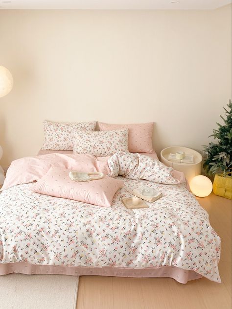 Pink And White Bedsheets, Pastel Pink Bedding, Pink And White Bed Sheets, Pink Bed Comforters, Cute Bed Spreads, Pink Bedding Room Ideas, Pink Decor Bedroom, Floral Bedroom Ideas, Bedroom Pink Aesthetic