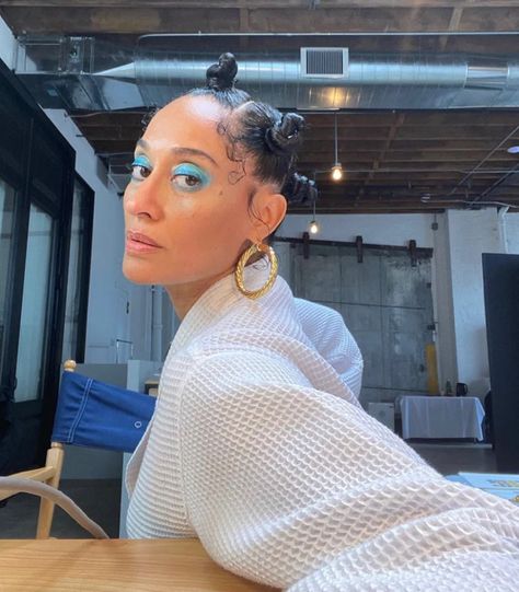 Blue Eyeshadow | GRAZIA Magazine | Tracee Elliss Ross Is The Queen Of Instagram Beauty Quirky Makeup, Tracee Ellis Ross Hair, Tracee Ellis Ross Style, Tracee Ellis Ross Fashion, Ellis Ross, The Obsession, Tracee Ellis Ross, Rihanna Style, Blue Eyeshadow