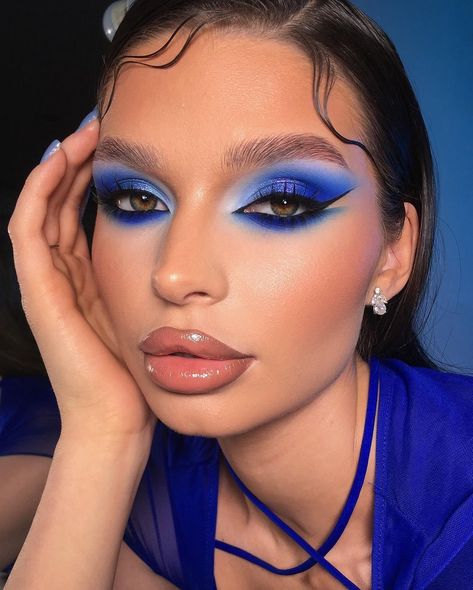 Ocean Eyes 🌊💙 By @sorokairyna Dm for removal 🙏🏻 Gogo Makeup, Blue Eyeshadow Ideas, Dance Comp Makeup, Caribana Makeup, Editorial Makeup Looks, Aveda Makeup, Drag Make-up, Blue Makeup Looks, Celebrity Makeup Looks