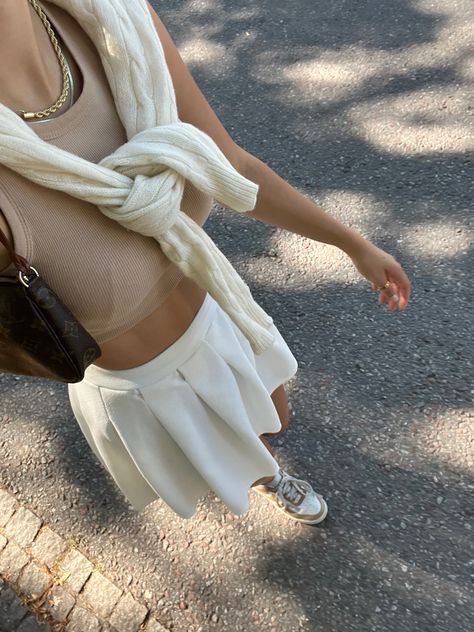 White tennis skirt, beige top, louis vuitton bag, skandinavien aesthetic, cream outfit Cream Tennis Skirt Outfit, Beige Tennis Skirt Outfit, Cream Pleated Skirt Outfit, Beige Skirt Outfit, White Tennis Skirt Outfit, College Fall Outfits, White Skirt Outfit, Aesthetic Cream, Fashion 23