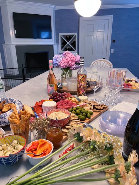 Charcuterie Wine Night, Charcuterie Board And Wine Aesthetic, Wine Night Birthday Party, Hamptons Activities, Girls Wine Night Ideas, Girls Wine Night Aesthetic, Party At Home Aesthetic, Wine Night Aesthetic, Girls Wine Night