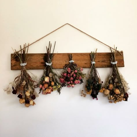 Upside Down Dried Flowers, Dried Flowers Hanging From Stick, Ways To Hang Dried Flowers, How To Hang Dried Flowers, Dryer Flower Ideas, Dried Flower Display Wall, Dried Bouquet Wall Decor, Dried Flowers Display Ideas, Hung Dried Flowers